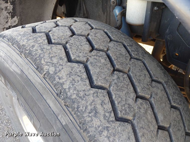 image for item EE5057 1989 Peterbilt 379 semi truck