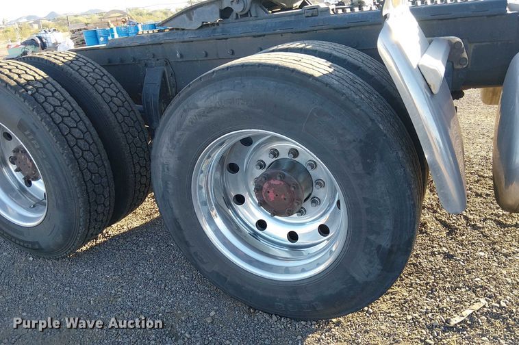 image for item EE5057 1989 Peterbilt 379 semi truck