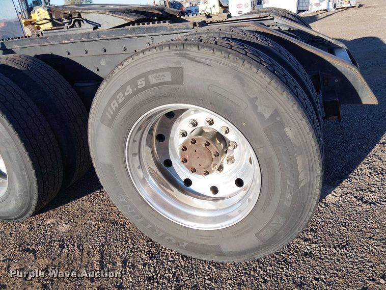 image for item EE5057 1989 Peterbilt 379 semi truck