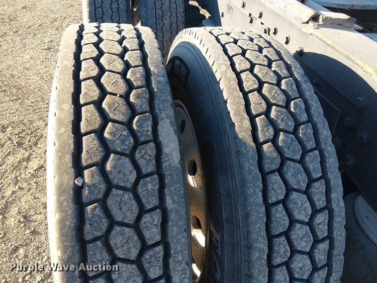 image for item EE5057 1989 Peterbilt 379 semi truck