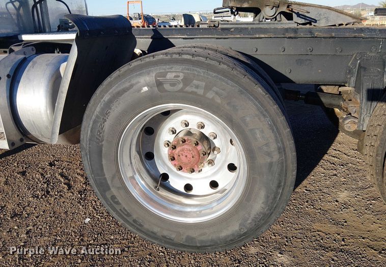 image for item EE5057 1989 Peterbilt 379 semi truck