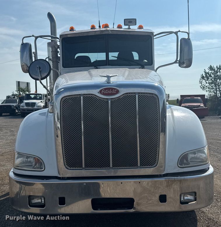 image for item EG1230 2011 Peterbilt  386 semi truck