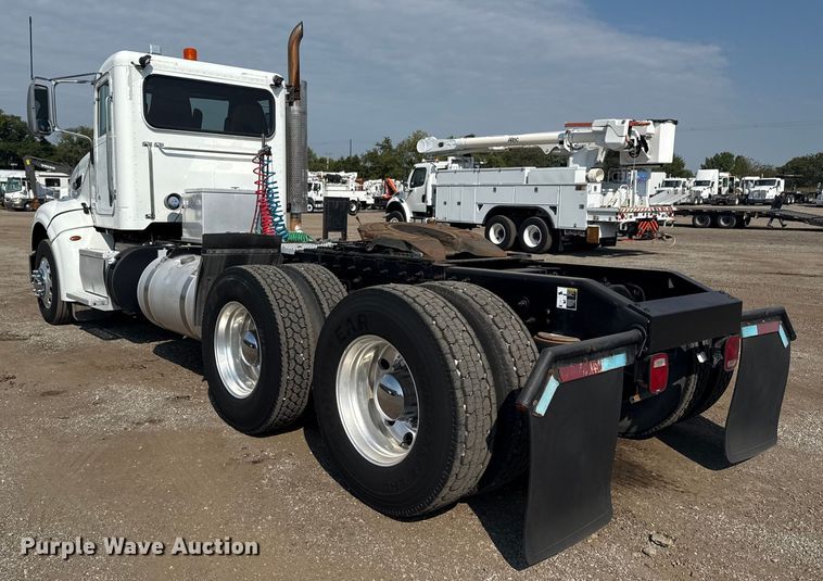 image for item EG1230 2011 Peterbilt  386 semi truck