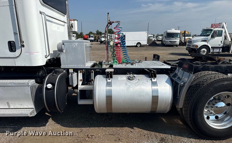 image for item EG1230 2011 Peterbilt  386 semi truck