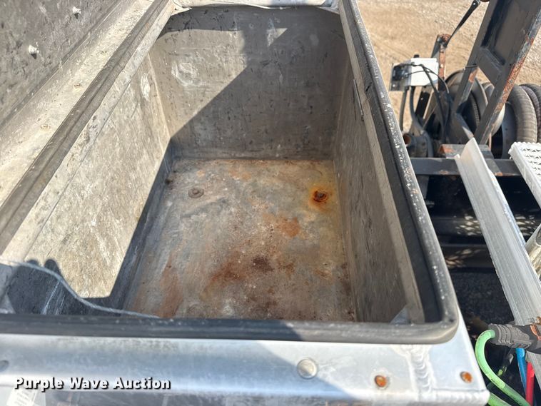 image for item EG1230 2011 Peterbilt  386 semi truck