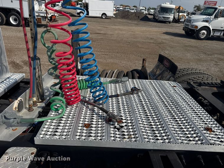 image for item EG1230 2011 Peterbilt  386 semi truck