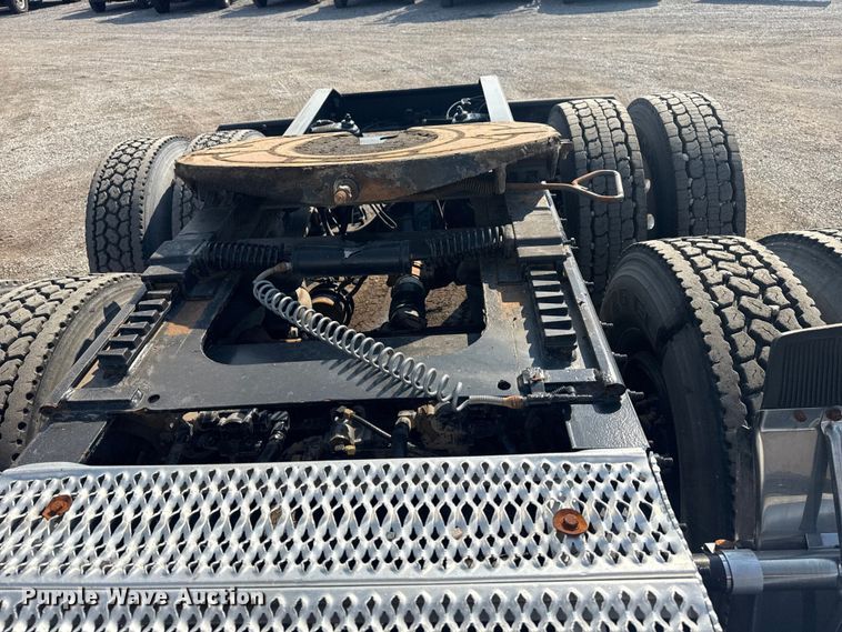 image for item EG1230 2011 Peterbilt  386 semi truck