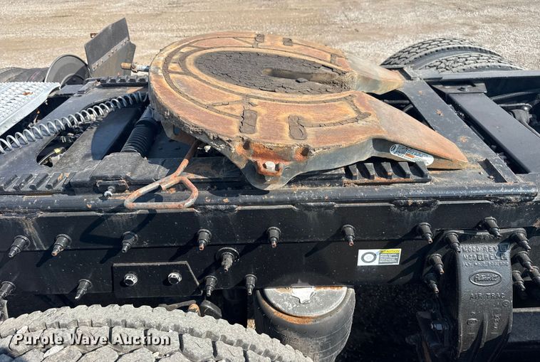 image for item EG1230 2011 Peterbilt  386 semi truck