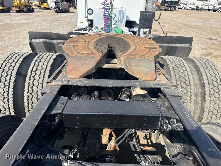 image for item EG1230 2011 Peterbilt  386 semi truck