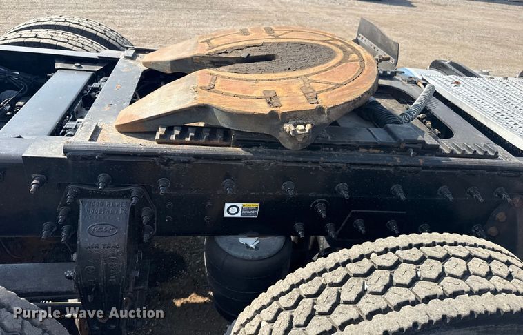 image for item EG1230 2011 Peterbilt  386 semi truck