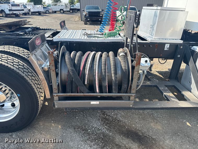 image for item EG1230 2011 Peterbilt  386 semi truck