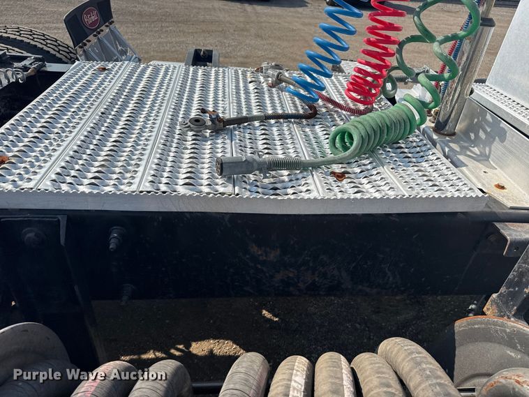 image for item EG1230 2011 Peterbilt  386 semi truck