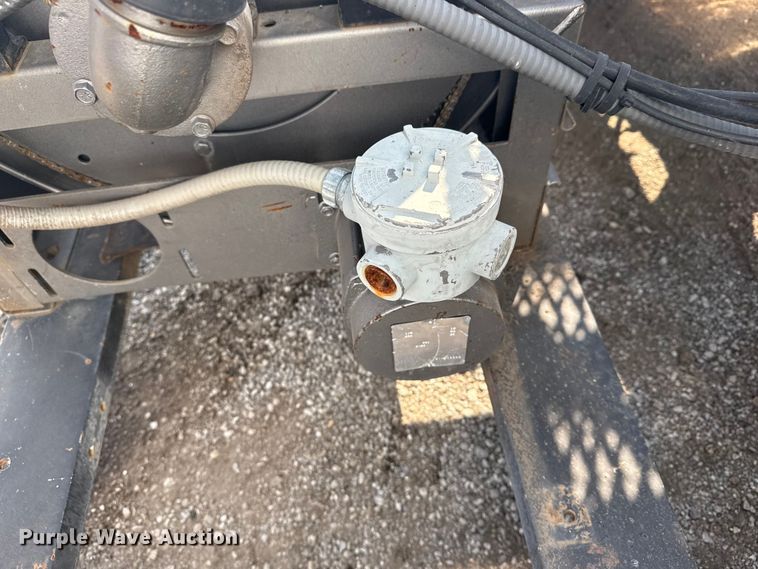 image for item EG1230 2011 Peterbilt  386 semi truck