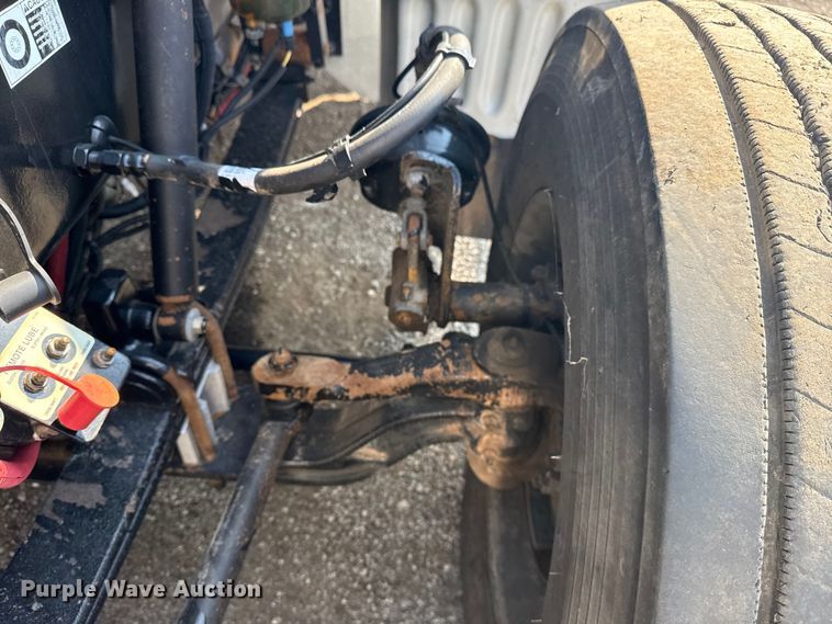 image for item EG1230 2011 Peterbilt  386 semi truck