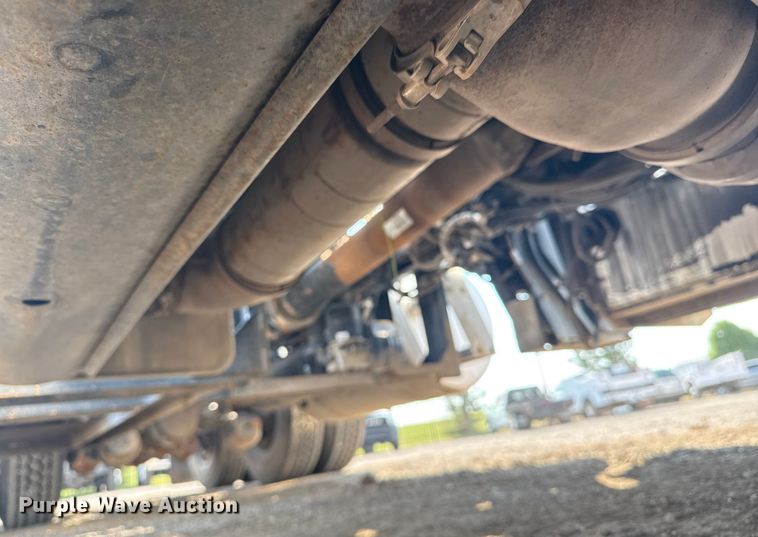 image for item EG1230 2011 Peterbilt  386 semi truck