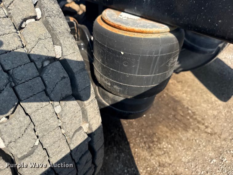 image for item EG1230 2011 Peterbilt  386 semi truck