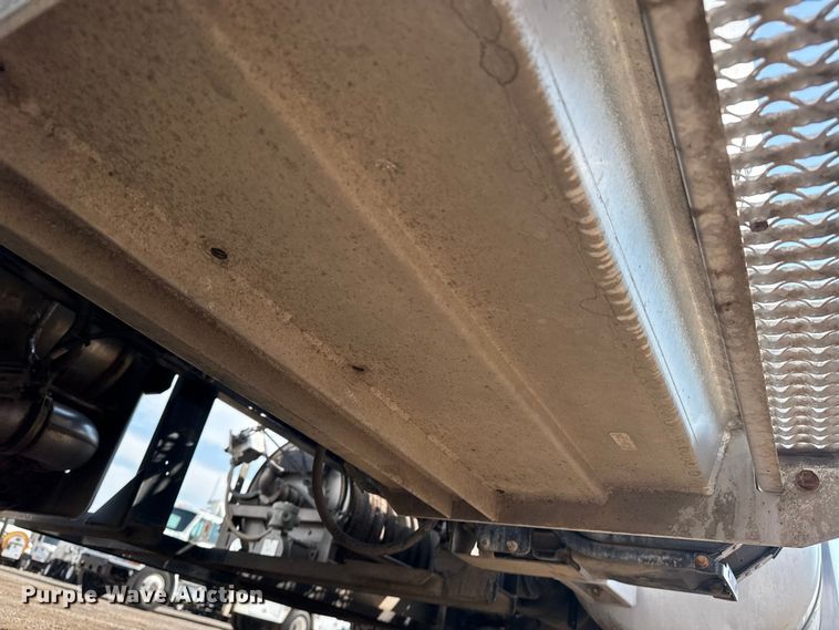 image for item EG1230 2011 Peterbilt  386 semi truck