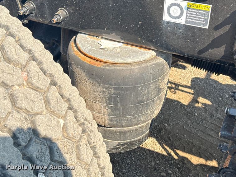 image for item EG1230 2011 Peterbilt  386 semi truck