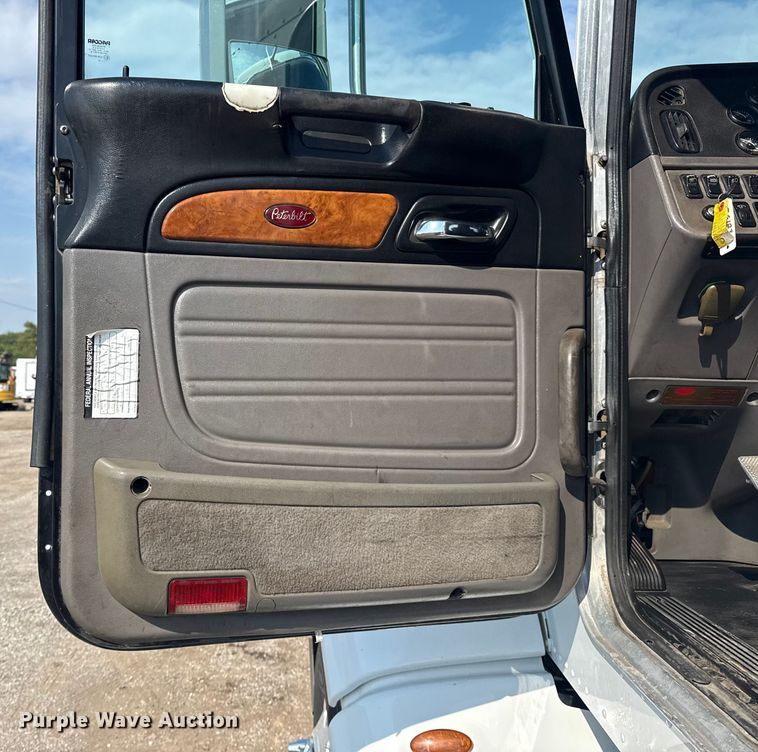 image for item EG1230 2011 Peterbilt  386 semi truck