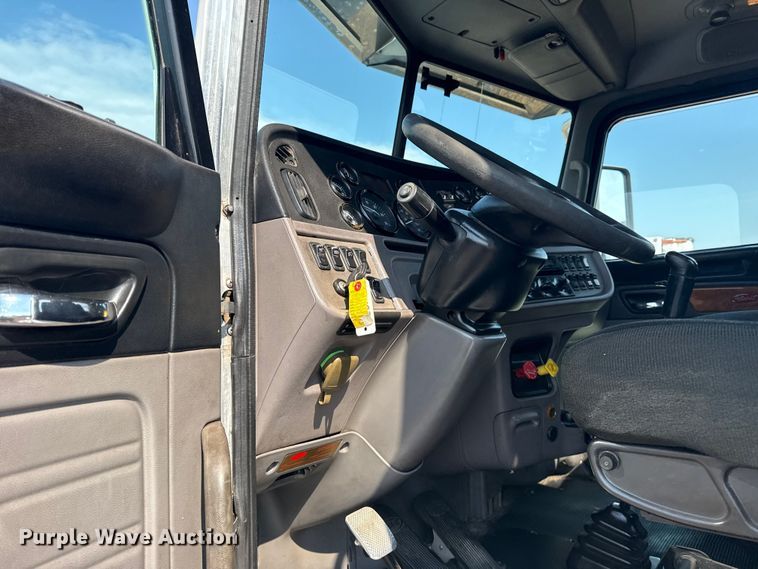 image for item EG1230 2011 Peterbilt  386 semi truck