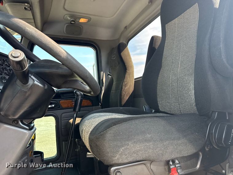 image for item EG1230 2011 Peterbilt  386 semi truck