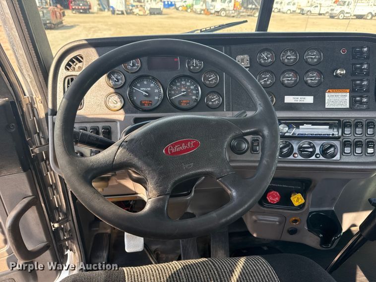 image for item EG1230 2011 Peterbilt  386 semi truck