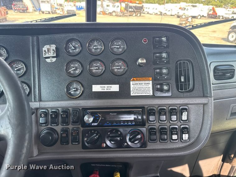 image for item EG1230 2011 Peterbilt  386 semi truck