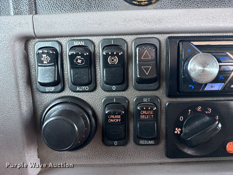 image for item EG1230 2011 Peterbilt  386 semi truck