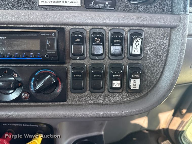 image for item EG1230 2011 Peterbilt  386 semi truck