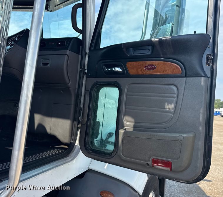 image for item EG1230 2011 Peterbilt  386 semi truck