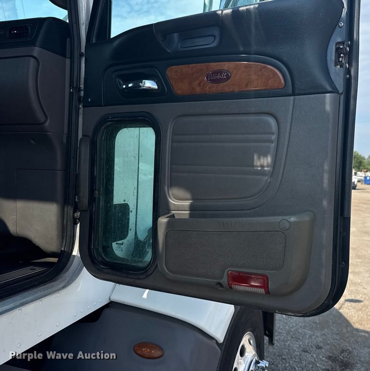 image for item EG1230 2011 Peterbilt  386 semi truck