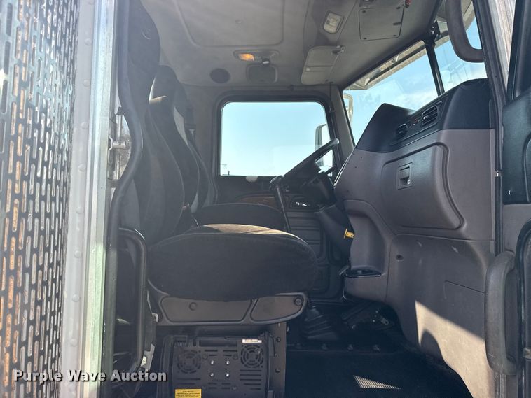 image for item EG1230 2011 Peterbilt  386 semi truck