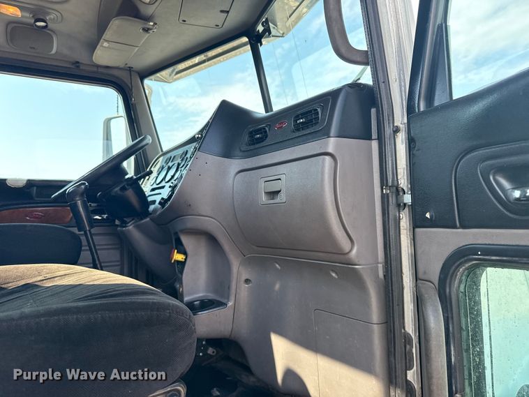 image for item EG1230 2011 Peterbilt  386 semi truck