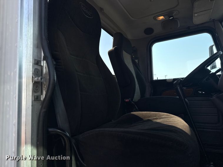 image for item EG1230 2011 Peterbilt  386 semi truck