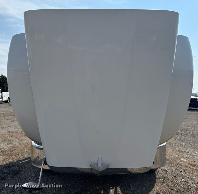 image for item EG1230 2011 Peterbilt  386 semi truck