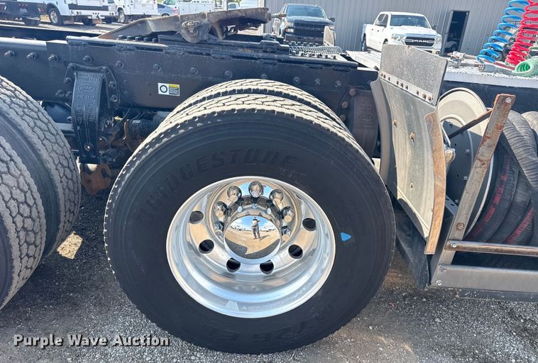 image for item EG1230 2011 Peterbilt  386 semi truck