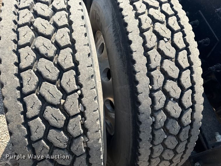 image for item EG1230 2011 Peterbilt  386 semi truck