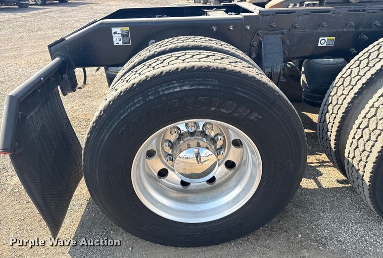 image for item EG1230 2011 Peterbilt  386 semi truck