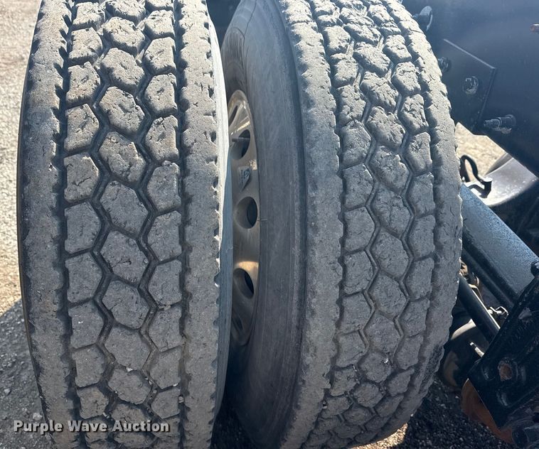 image for item EG1230 2011 Peterbilt  386 semi truck