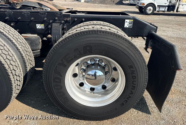 image for item EG1230 2011 Peterbilt  386 semi truck