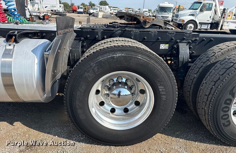 image for item EG1230 2011 Peterbilt  386 semi truck