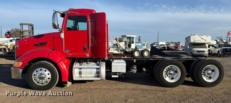 image for item EG1865 2012 Peterbilt 384 semi truck