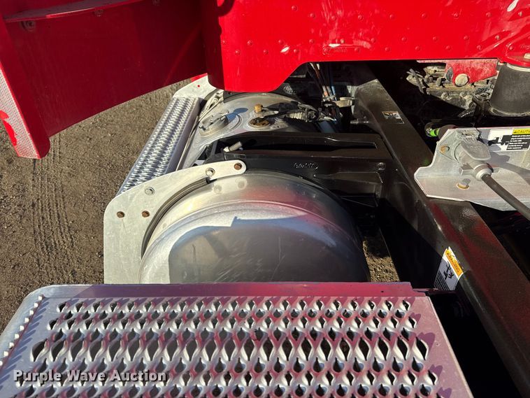 image for item EG1865 2012 Peterbilt 384 semi truck