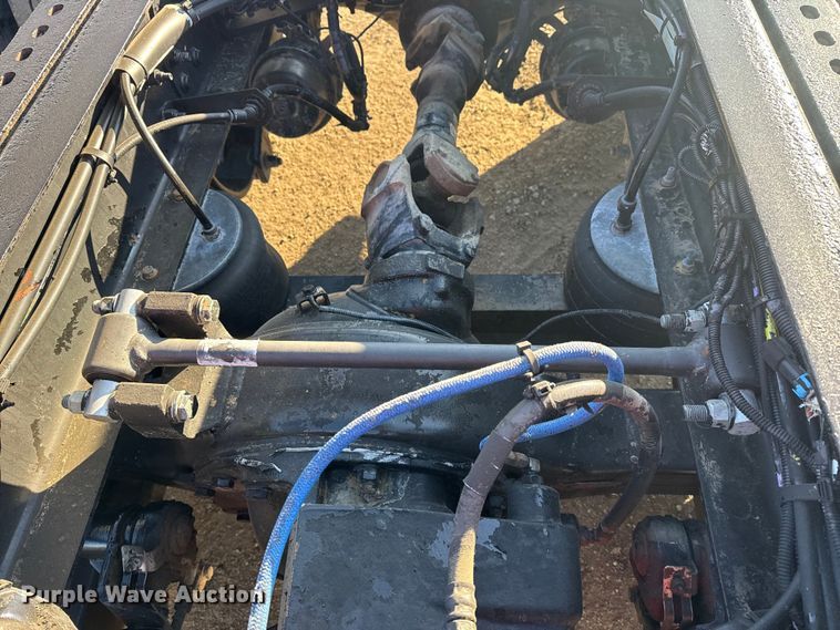 image for item EG1865 2012 Peterbilt 384 semi truck