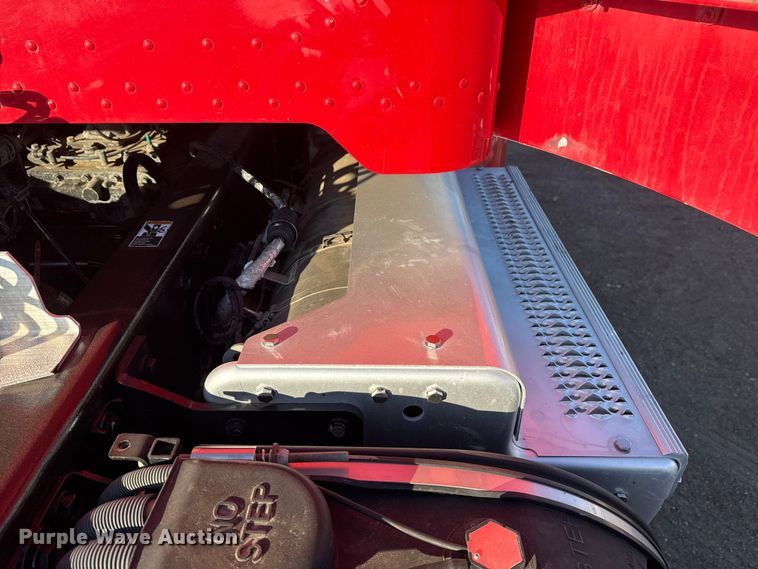 image for item EG1865 2012 Peterbilt 384 semi truck