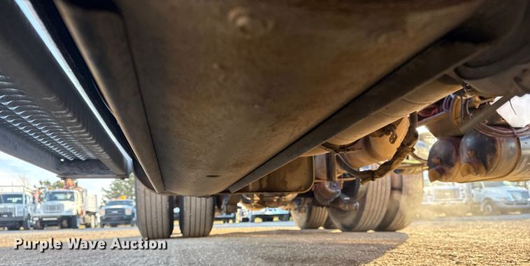 image for item EG1865 2012 Peterbilt 384 semi truck