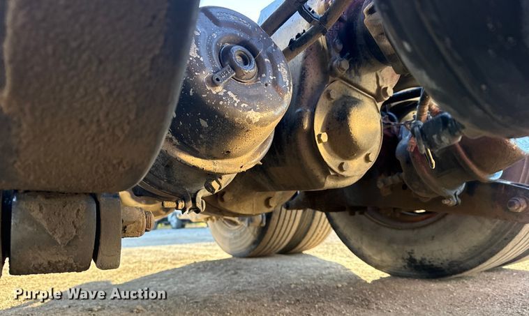 image for item EG1865 2012 Peterbilt 384 semi truck