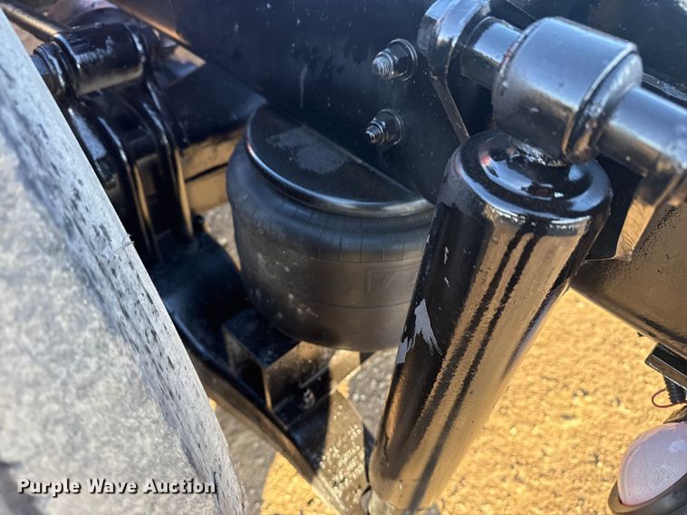 image for item EG1865 2012 Peterbilt 384 semi truck