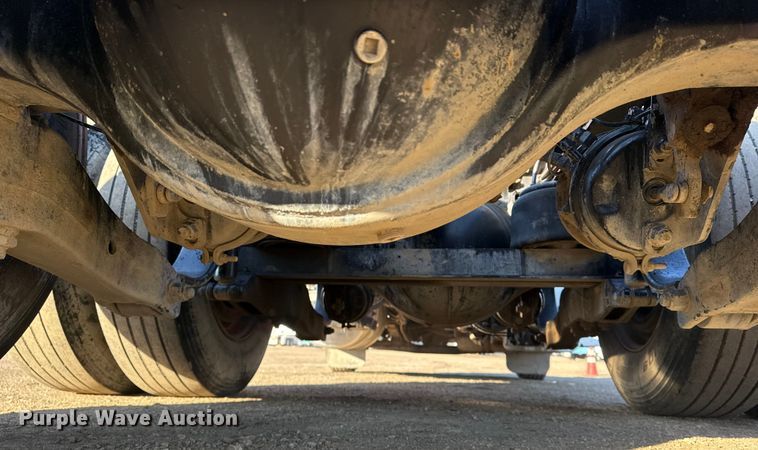 image for item EG1865 2012 Peterbilt 384 semi truck