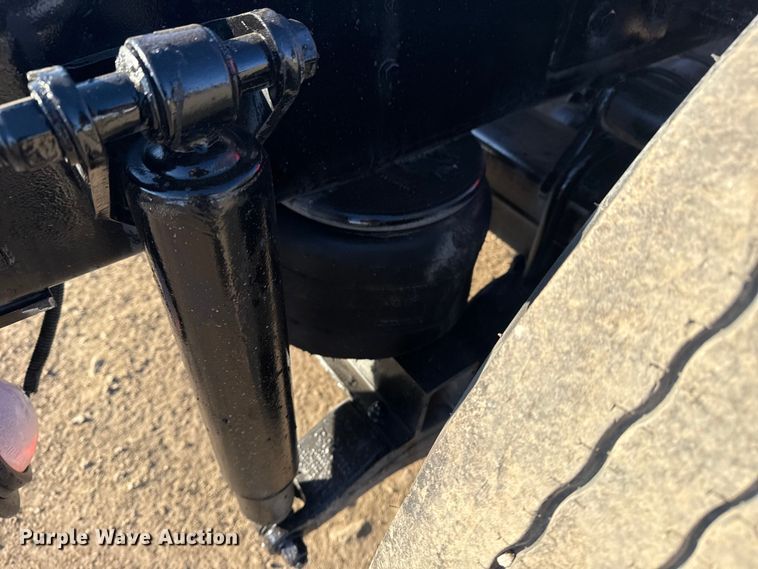 image for item EG1865 2012 Peterbilt 384 semi truck